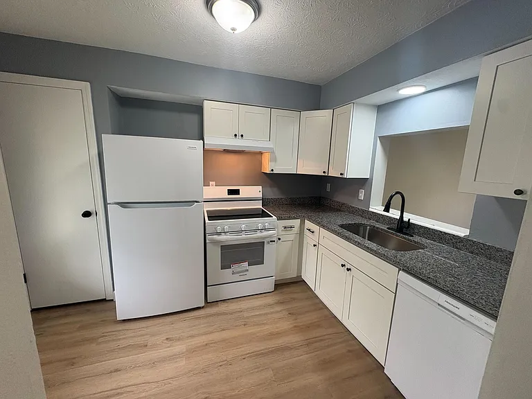 Brookside Commons — Photo 18