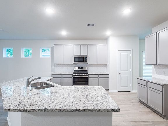3rd image of 7419 Parkview Dr