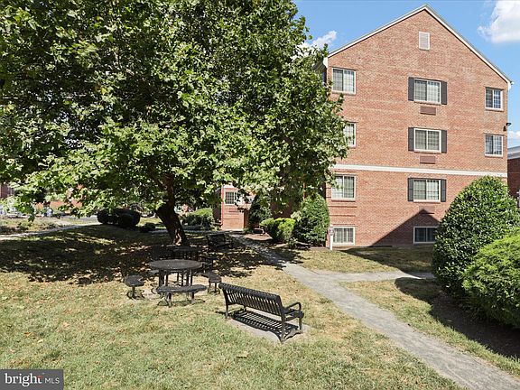 3rd image of 820-A S Washington St #228