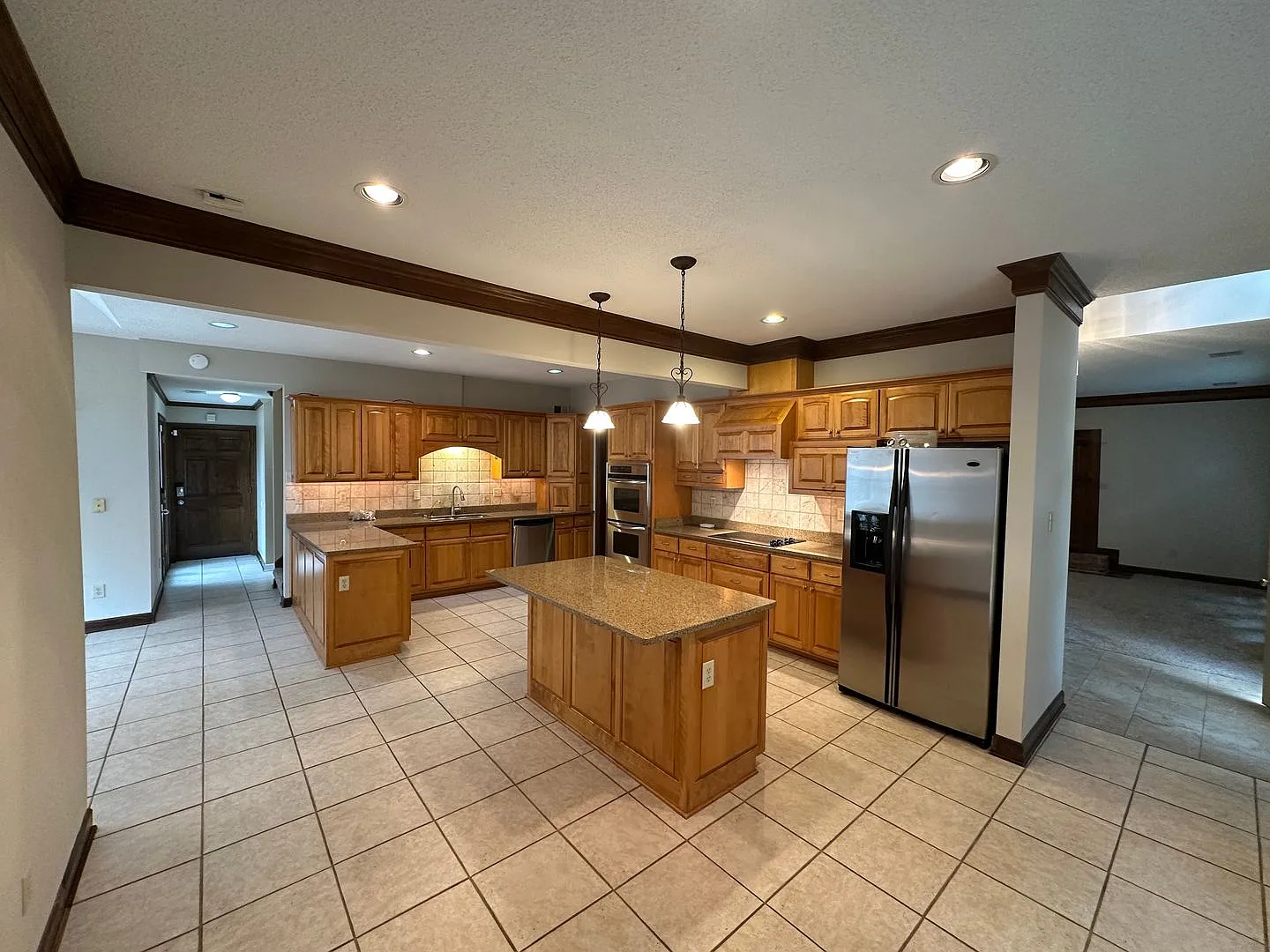 Spacious Collierville Home with Guest Suite & 4-Car Garage. Landscaping Included! — Photo 4