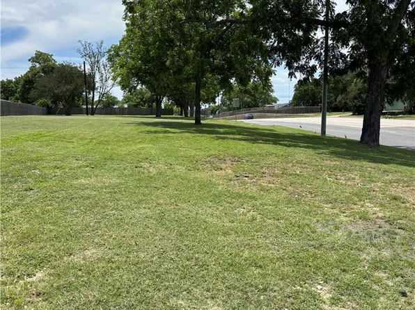 901-905 411th St W, Caldwell, TX 77836