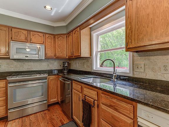 4th image of 411 Saint Thomas Ct