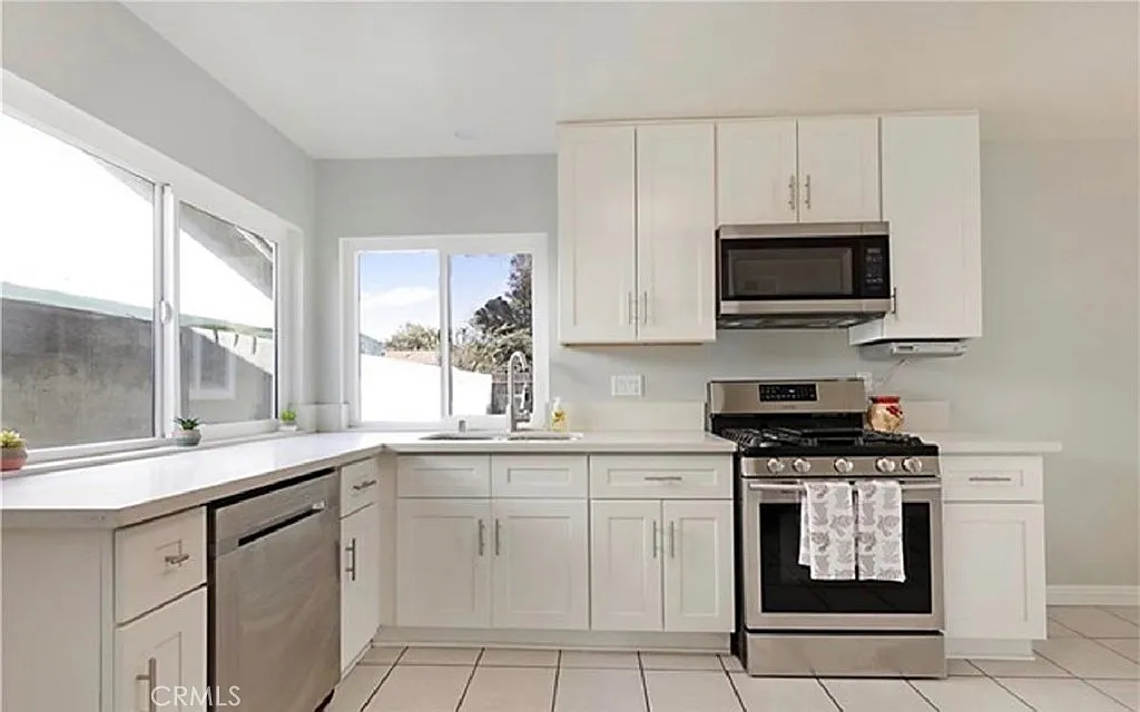 3 bed, 1105 sqft, $3,000 — Photo 1