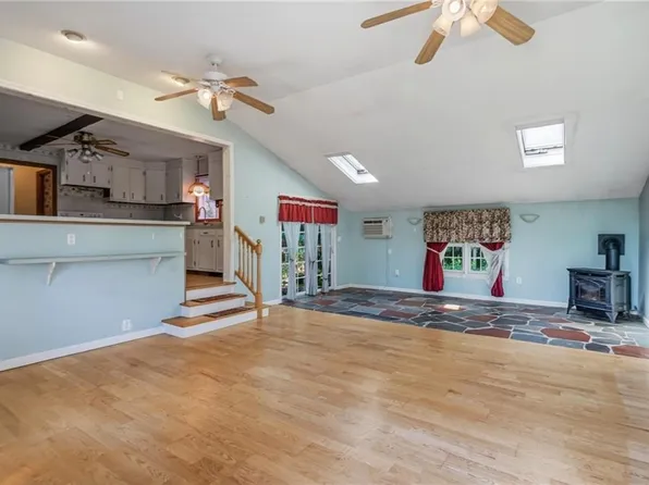 12 Robert Ave, Portsmouth, RI 02871
