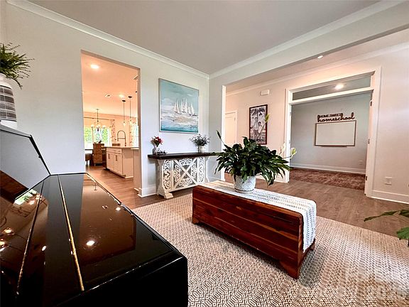4th image of 351 Miramar Dr