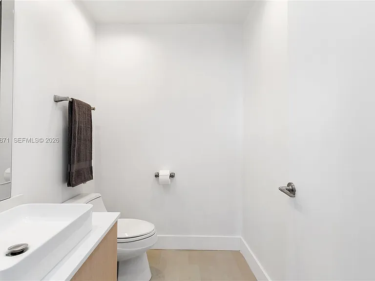 300 S Pointe Dr #907 — Photo 57