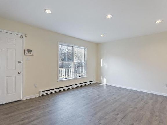 4th image of 322 Littleton Ave #904