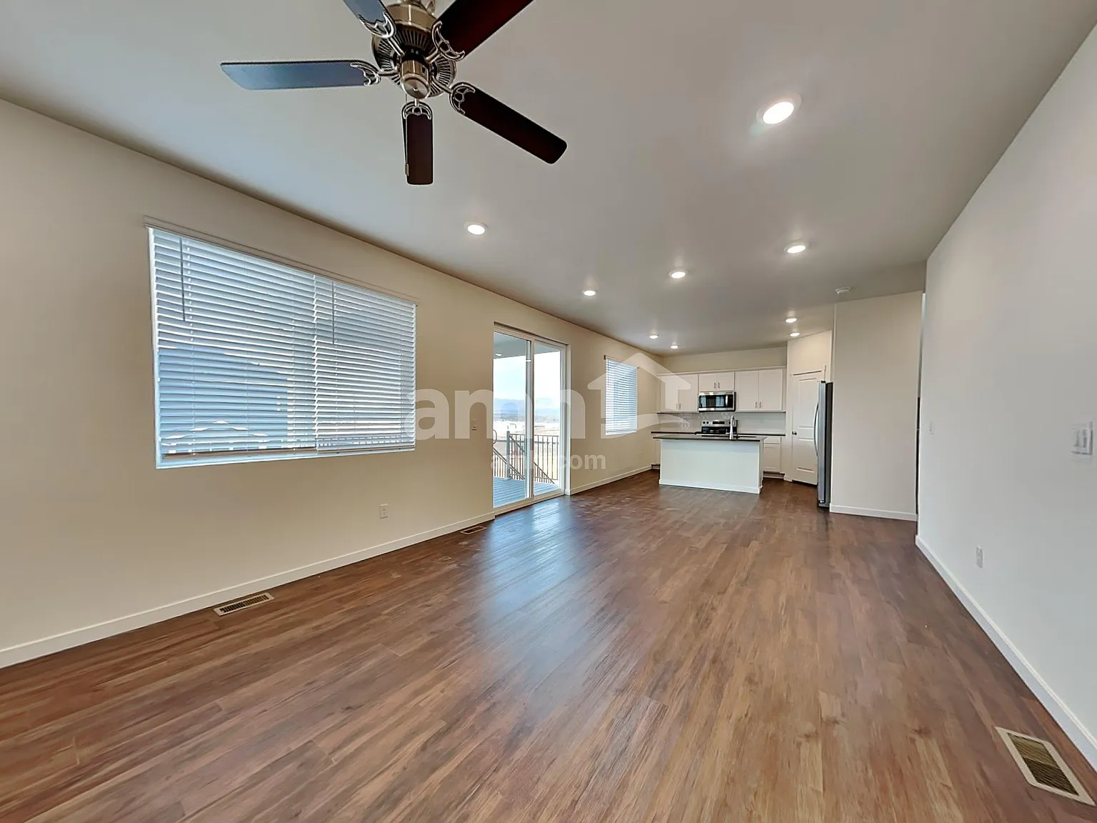 4 bed, 3.5 bath, 2419 sqft, $2,820 — Photo 4