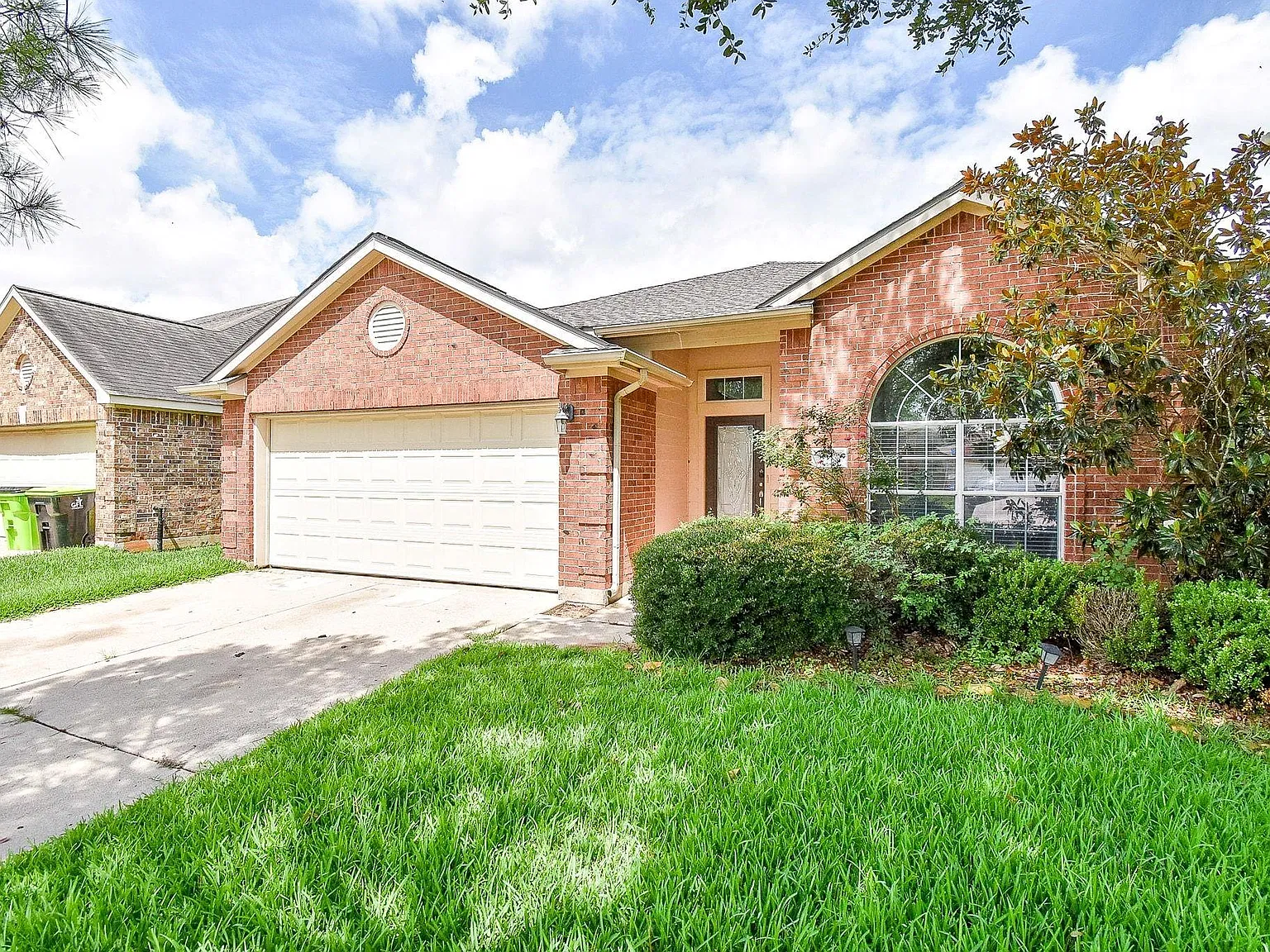 3 bed, 2.0 bath, 1934 sqft, $1,990 — Photo 2