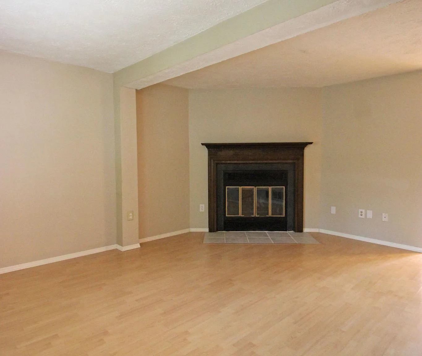 3 bed, 1.5 bath, 1220 sqft, $2,500 — Photo 2