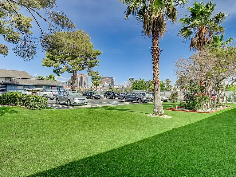 4050_Palos Verdes St-17