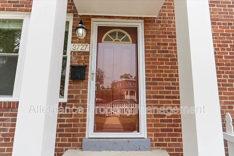 3 bed, 1.0 bath, 1024 sqft, $2,595 — Photo 4