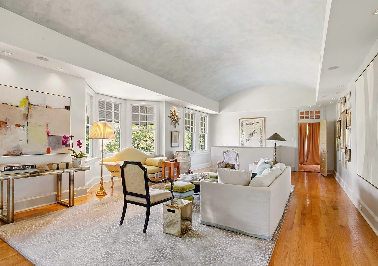 Elegant living in 3 beds, 2.5 baths. Steps to St. Charles! — Photo 4