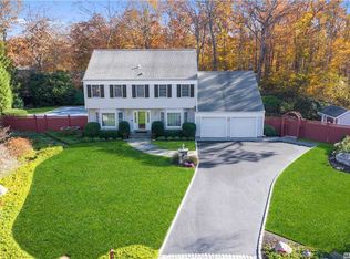 9 Sandpiper Ct, Shoreham, NY 11786