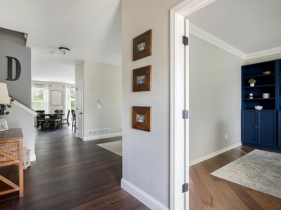 4th image of 595 Herrogate Sq