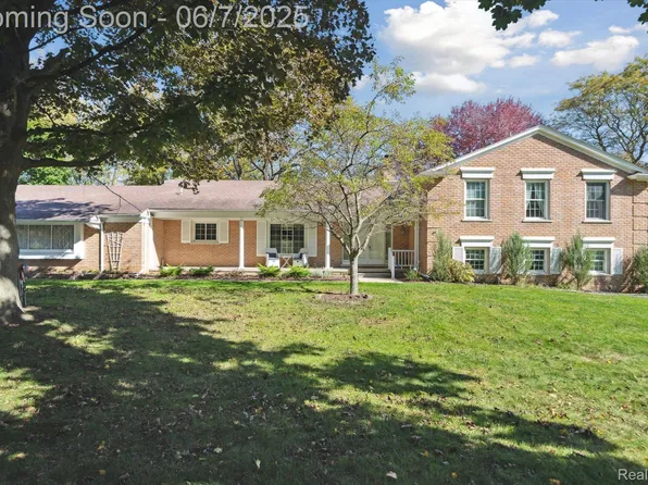 30146 Pondsview Dr, Franklin, MI 48025