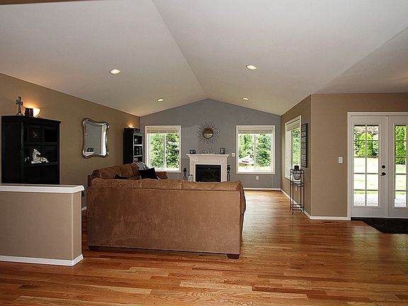3rd image of 373 Selkirk Dr