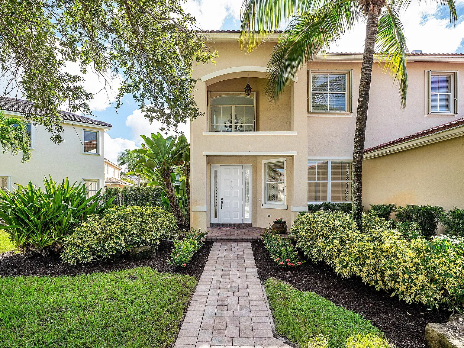5 bed, 3.0 bath, 2716 sqft, $5,700 — Photo 3