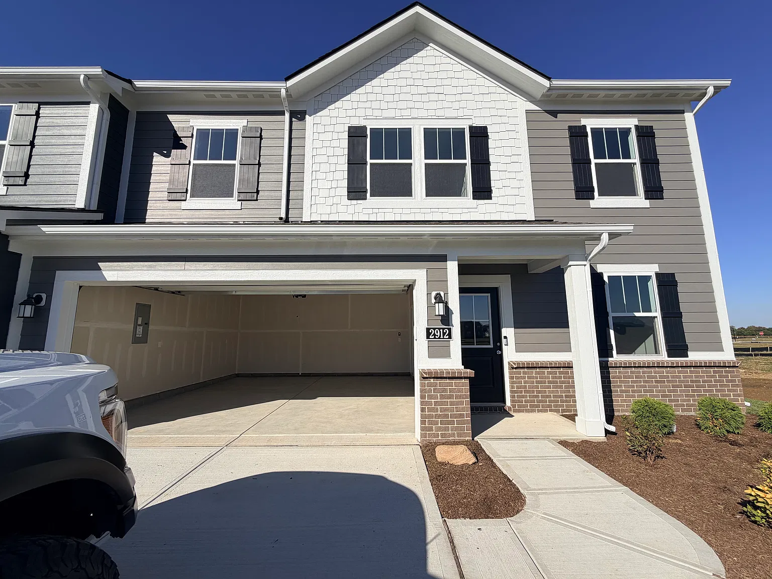 5 bed, $2,250 — Photo 1