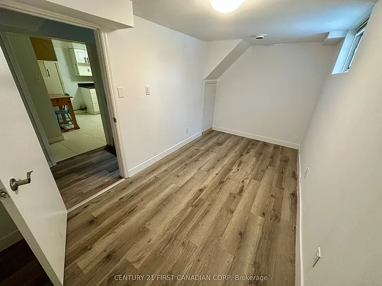 139 Britannia Ave #LOWER — Photo 13