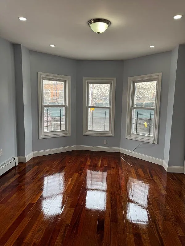3 bed, 1.5 bath, 1000 sqft, $2,800 — Photo 1
