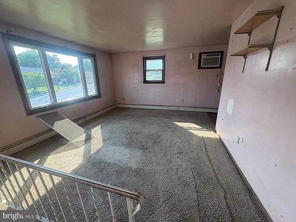 4th image of 422 E 8th St