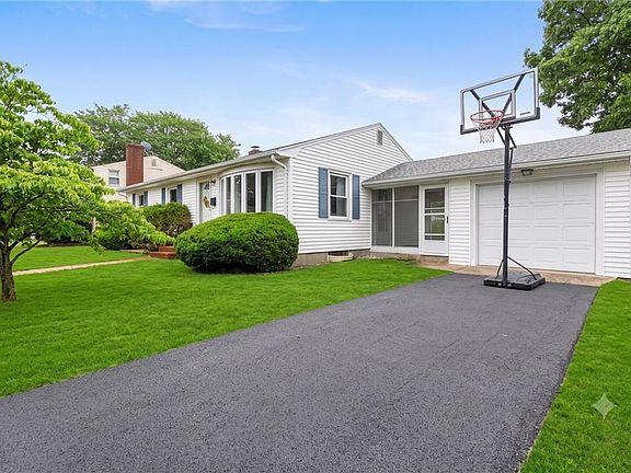 3rd image of 14 Primrose Dr E