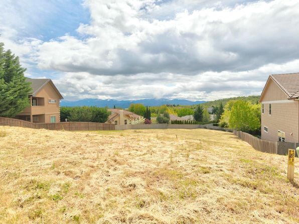 5633 Fallbrook Ln, Medford, OR 97504