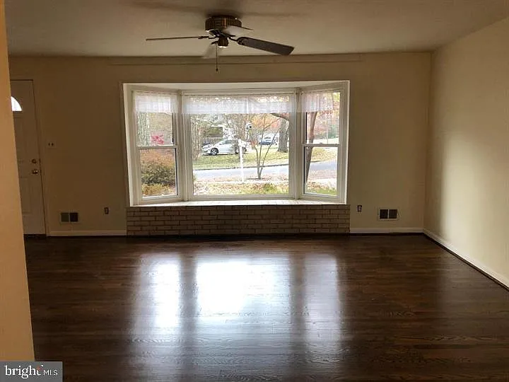 5 bed, 3.0 bath, 2212 sqft, $3,200 — Photo 4