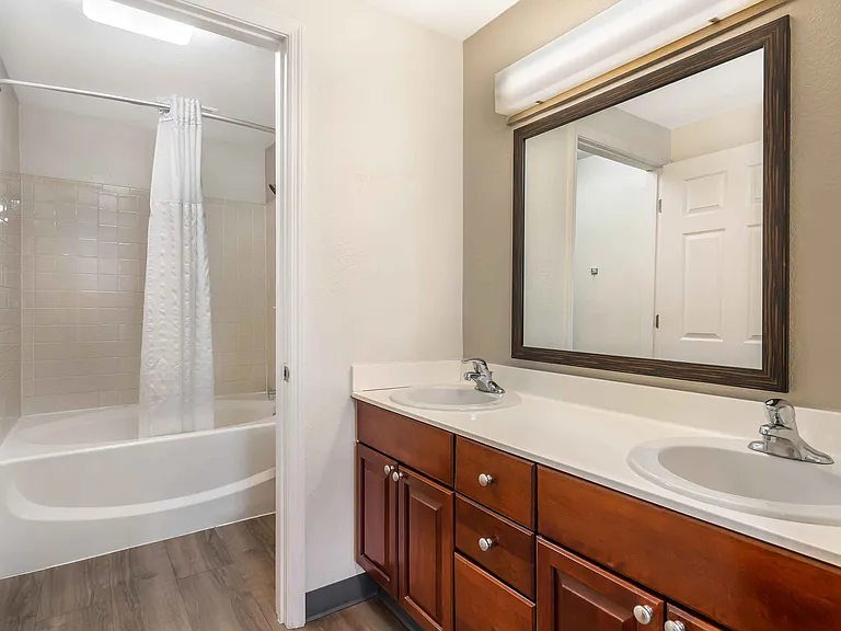 1 Bedroom Suite - 1 King Bed