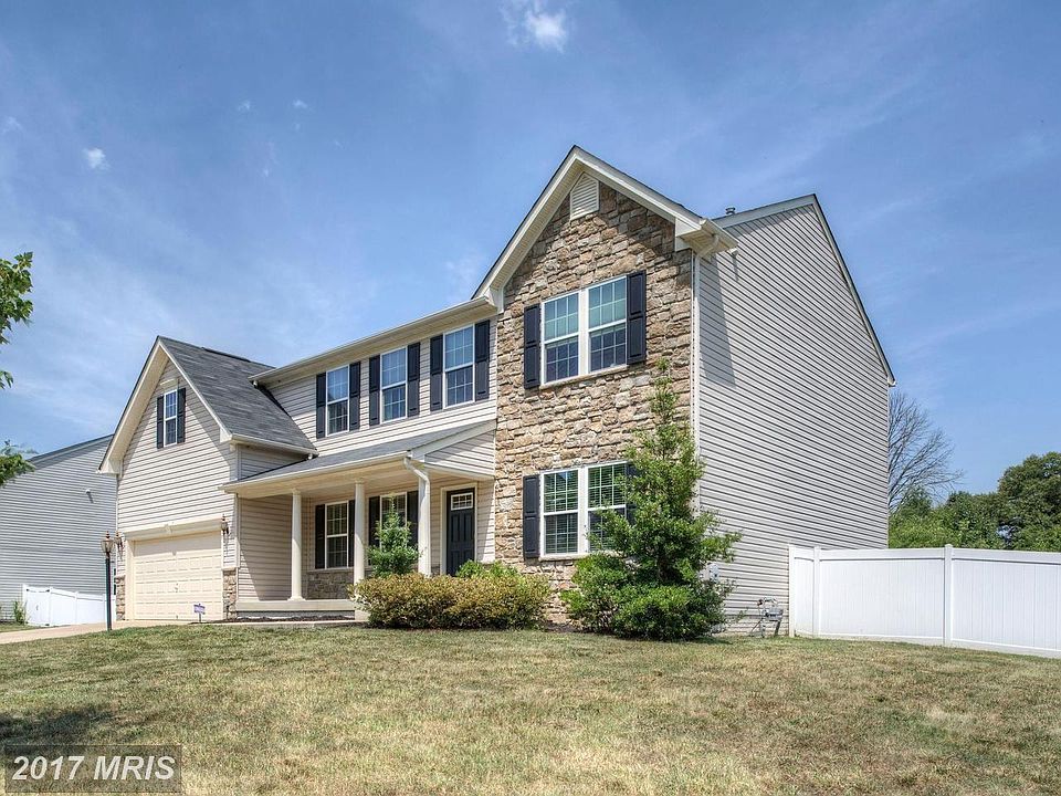 Beautiful stone accented front of home!