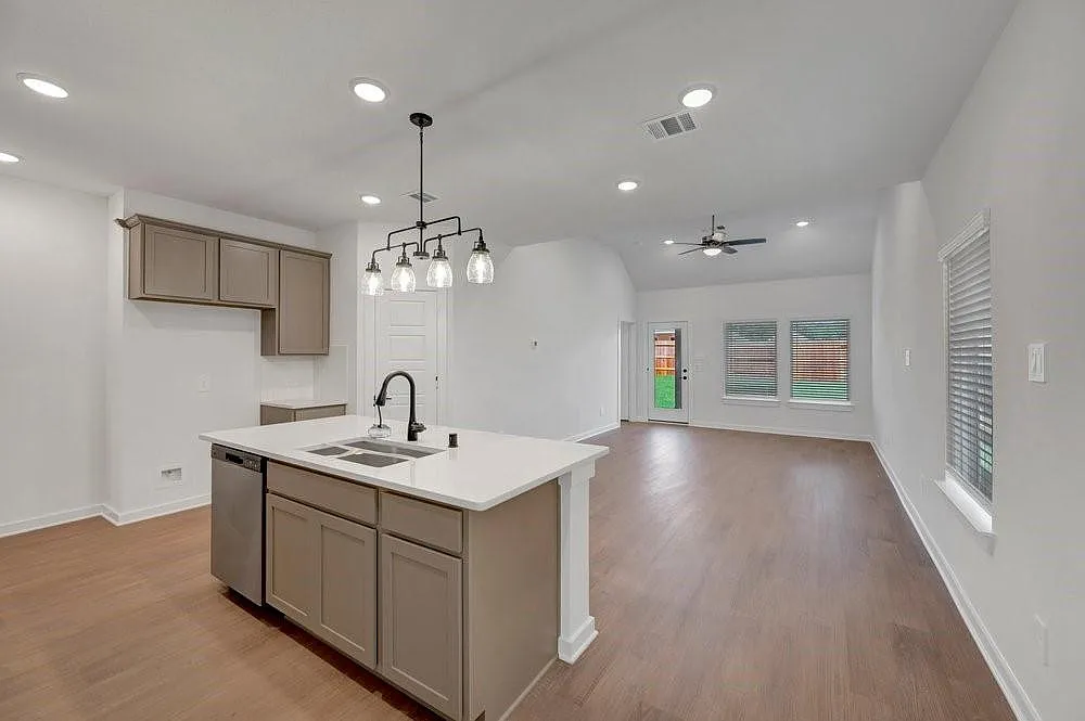 4 bed, 2.5 bath, $2,250 — Photo 4