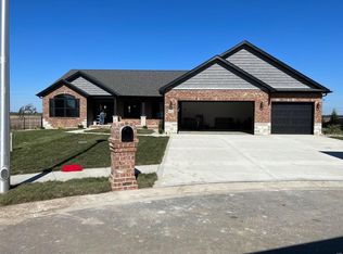 1152 Menominee Trl, Mascoutah, IL 62258