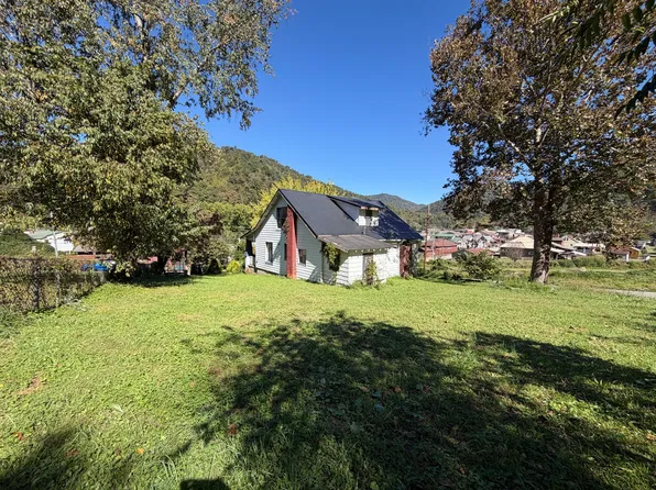 120 Harlan St, Evarts, KY 40828