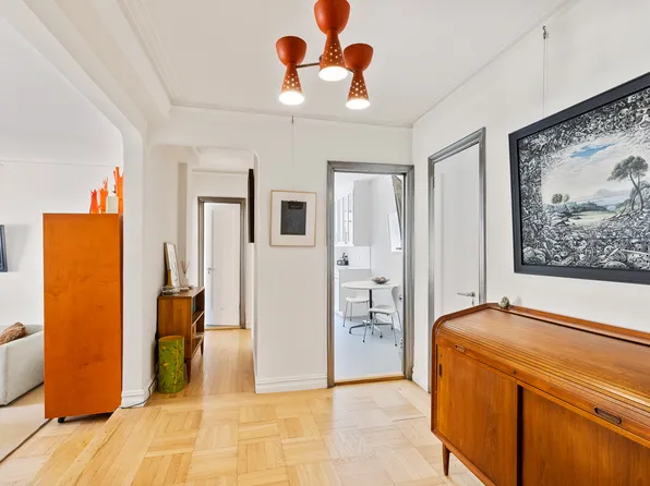 250 West 24th Street image 1 of 9