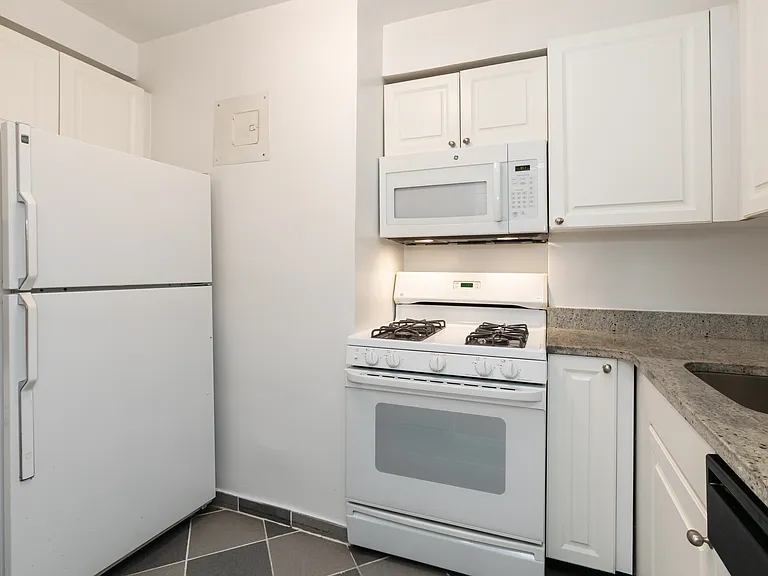 340 E 51st St #4K — Photo 5