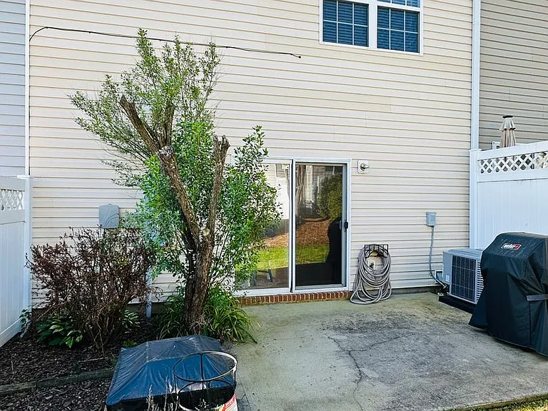634 Fountain Ct — Photo 15