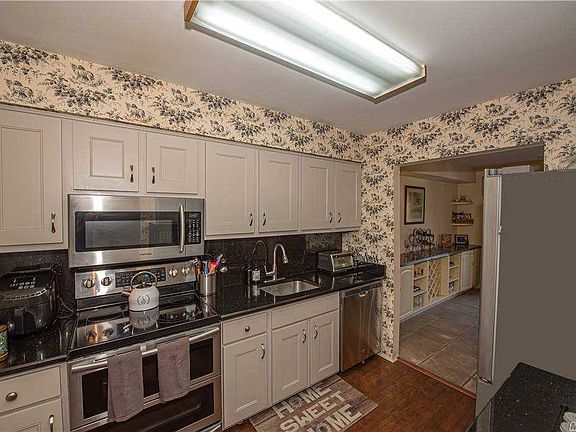 4th image of 44 Southgate Cir