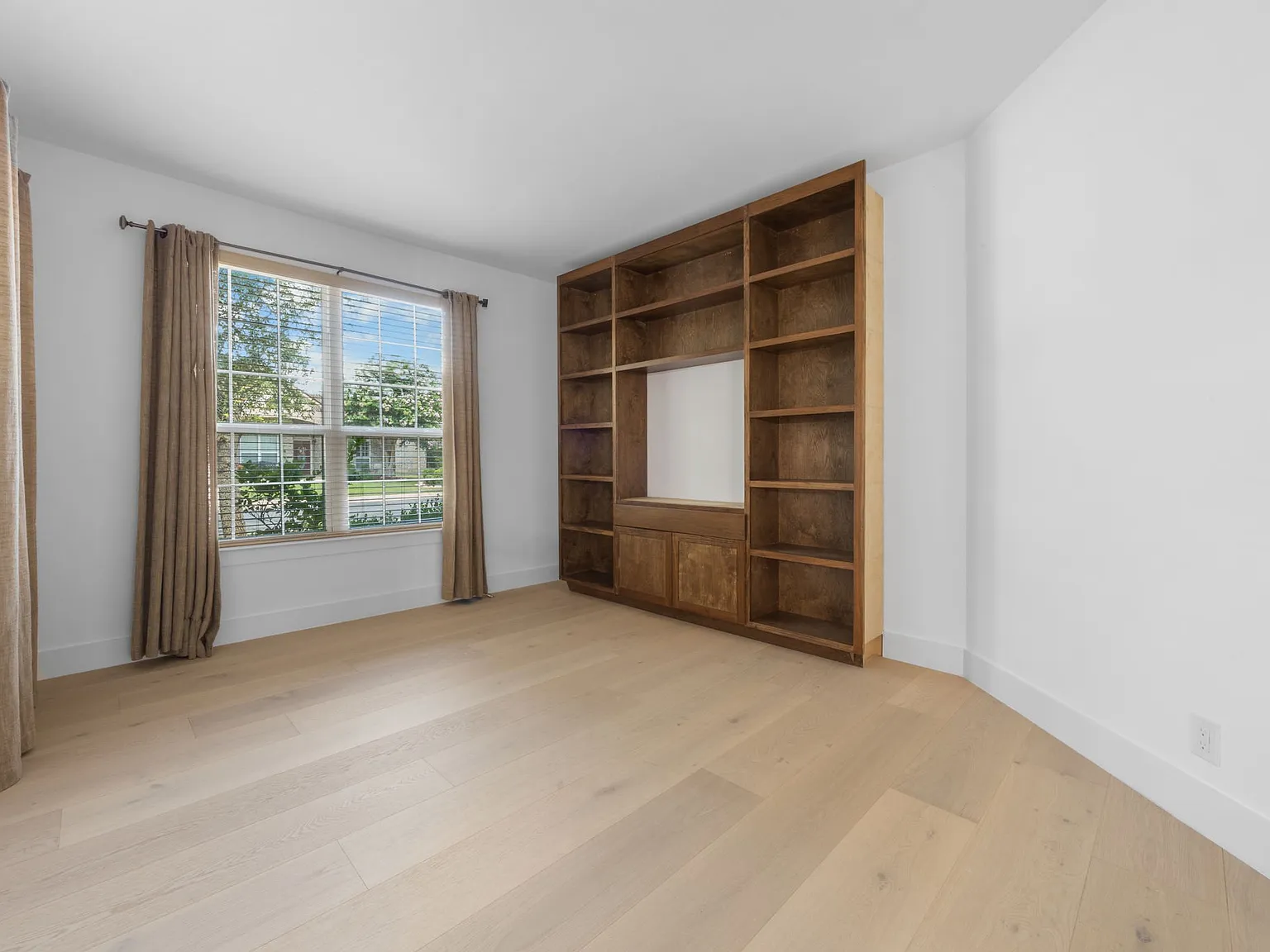 4 bed, 3.5 bath, 3501 sqft, $3,800 — Photo 3