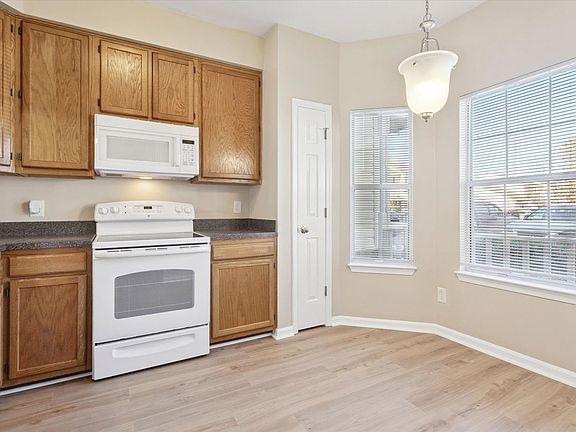 3rd image of 304 Crescent Ct