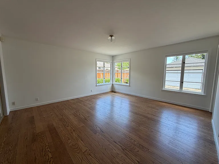 421 W Oakwood Blvd — Photo 12