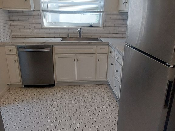 4th image of 336 N Sycamore Ave
