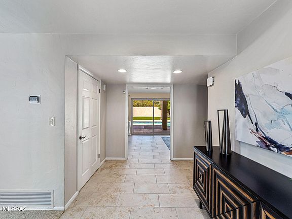 5th image of 1122 W San Martin Dr