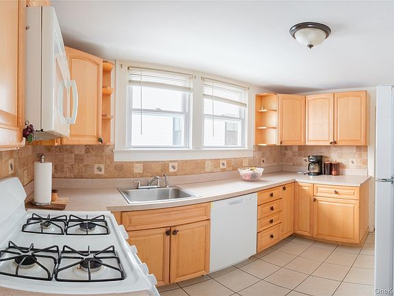 4th image of 925 Constant Avenue