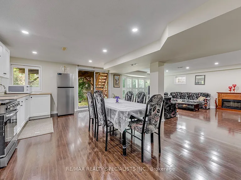 5486 Landsborough Ave — Photo 15