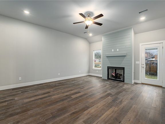 3rd image of 812 E Southern Trace Dr