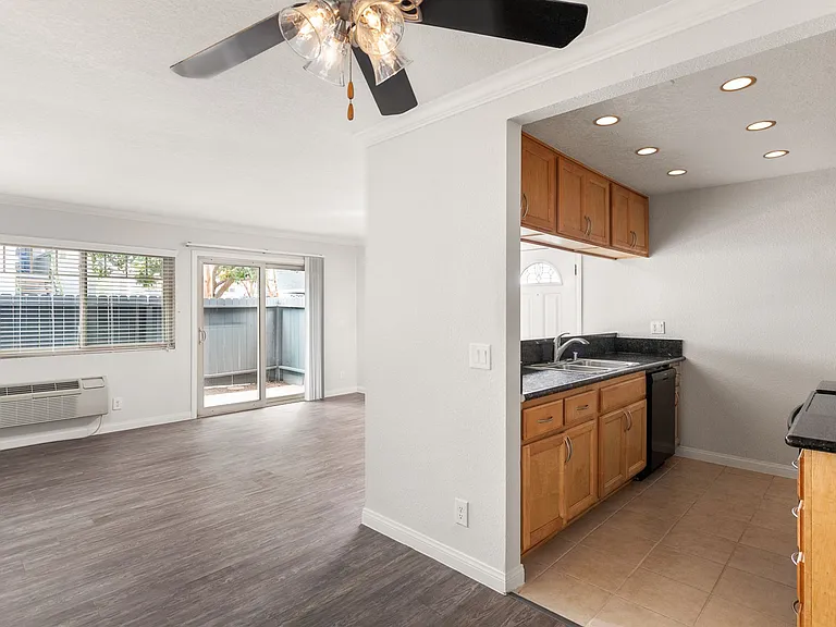 Park Plaza Apartments — Photo 10