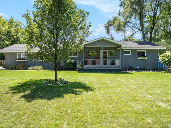 9379 Ute Pointe Dr, Clarkston, MI 48346