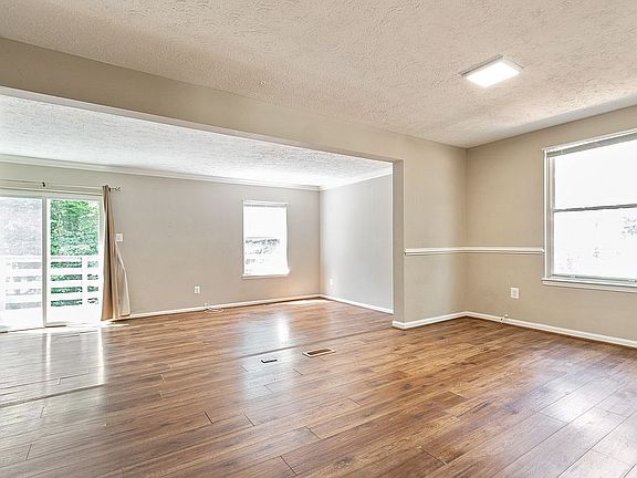 3rd image of 16215 Henderson Ln