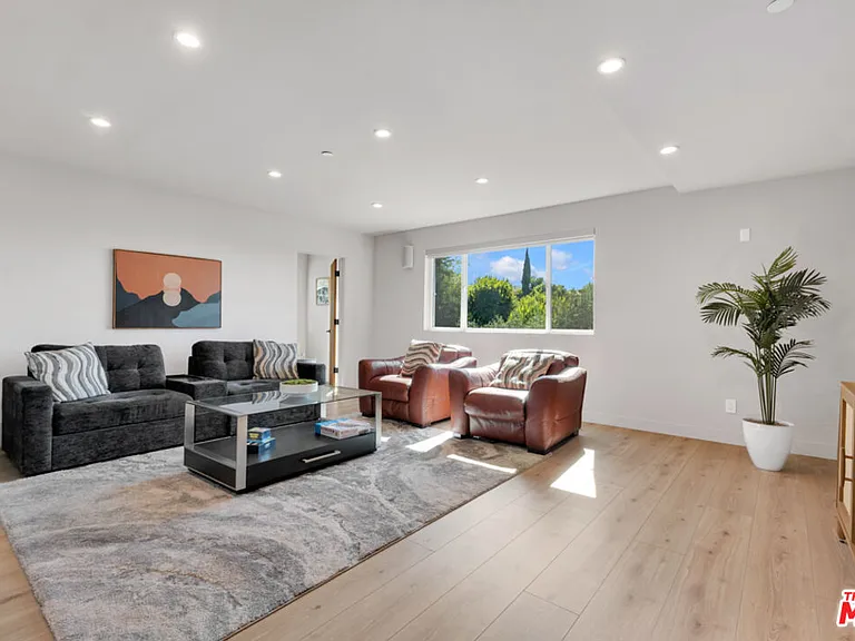 7966 Mulholland Dr — Photo 24